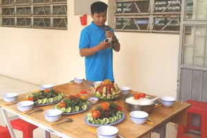 Thầy Nguyễn Hoàng Đệ giới thiệu món ăn đạt giải nhất.