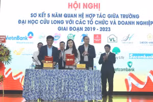 Trường ĐH Cửu Long ký kết hợp tác với Ngân hàng Vietinbank Vĩnh Long.