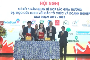 Trường ĐH Cửu Long ký kết hợp tác với Ngân hàng Vietinbank Vĩnh Long.