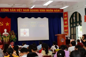 Lớp bồi dưỡng giáo viên Lịch sử - Địa lý tổ chức tại Trường THPT Nguyễn Đình Chiểu (TP Mỹ Tho, Tiền Giang). 