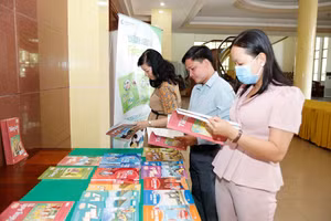 Cán bộ, giáo viên tham khảo các đầu sách được trưng bày.