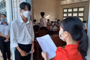 Học sinh lớp 12 tỉnh Cà Mau làm thủ tục dự thi thử tốt nghiệp THPT năm 2023.