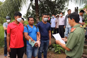 Công an đọc lệnh bắt Danh Minh Quang. (Ảnh: CA)