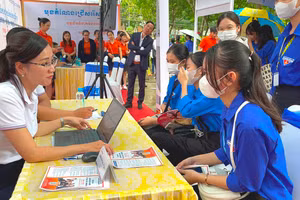 Doanh nghiệp, sinh viên tham gia Ngày hội việc làm.