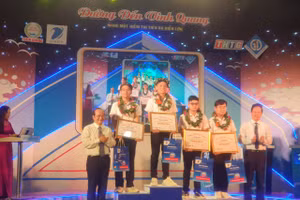 Ban Tổ chức trao giải cho các thí sinh.