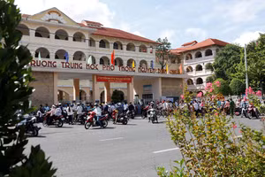 Trường có điểm chuẩn cao nhất là THPT Nguyễn Đình Chiểu (TP Mỹ Tho) điểm chuẩn là 43,5.