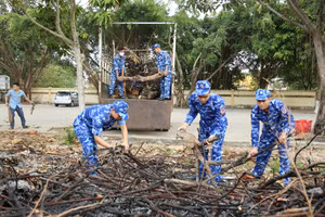 Đoàn viên thanh niên Bộ Tư lệnh Vùng Cảnh sát biển 4 phối hợp với các tổ chức đoàn thể, lực lượng vũ trang trên địa bàn phát quang xung quanh khu di tích.