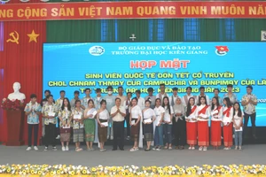 Tặng quà, chúc mừng sinh viên quốc tế tại buổi họp mặt.