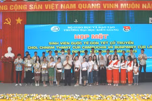 Tặng quà, chúc mừng sinh viên quốc tế tại buổi họp mặt.