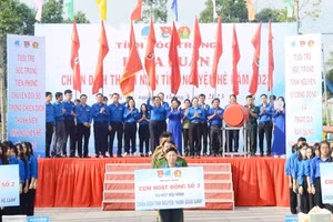 Các đội hình thanh niên tình nguyện ra quân.