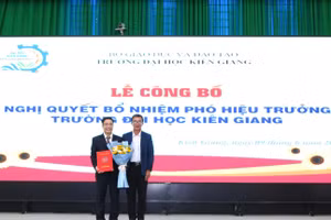 TS Đặng Thanh Sơn - Chủ tịch Hội đồng Trường ĐH Kiên Giang trao nghị quyết bổ nhiệm TS Nguyễn Trung Cang giữ chức vụ Phó Hiệu trưởng.