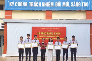 Bà Huỳnh Thị Diễm Ngọc, Phó Chủ tịch UBND tỉnh Sóc Trăng trao bằng khen của Chủ tịch UBND tỉnh cho học sinh.