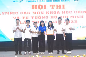 Ban Tổ chức trao giải nhất cho đội Khoa Kỹ thuật - Công nghệ.