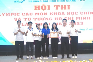 Ban Tổ chức trao giải nhất cho đội Khoa Kỹ thuật - Công nghệ.