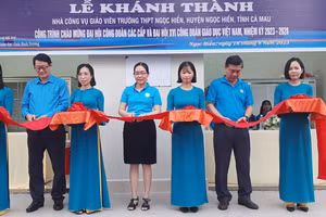 Cắt băng khánh thành nhà công vụ giáo viên Trường THPT Ngọc Hiển (huyện Ngọc Hiển, Cà Mau).