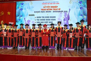 PGS TS Lương Minh Cừ, Bí thư Đảng ủy, Hiệu trưởng Trường ĐH Cửu Long trao bằng tốt nghiệp cho tân thạc sĩ.