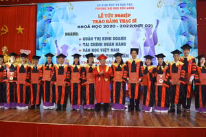 PGS TS Lương Minh Cừ, Bí thư Đảng ủy, Hiệu trưởng Trường ĐH Cửu Long trao bằng tốt nghiệp cho tân thạc sĩ.