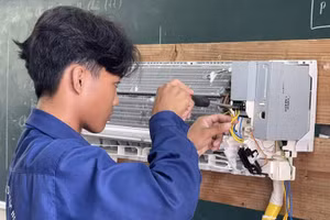 Học viên Trường Trung cấp nghề dân tộc nội trú Kiên Giang trong giờ thực hành.