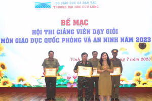 TS Đặng Thị Ngọc Lan - Phó Hiệu trường Trường ĐH Cửu Long trao giải nhất cho thí sinh.