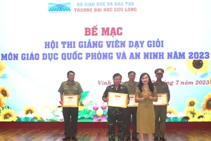 TS Đặng Thị Ngọc Lan - Phó Hiệu trường Trường ĐH Cửu Long trao giải nhất cho thí sinh.