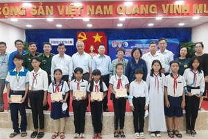 Trao học bổng Vừ A Dính và học bổng Câu lạc bộ “Vì Hoàng Sa - Trường Sa thân yêu” cho HS. 