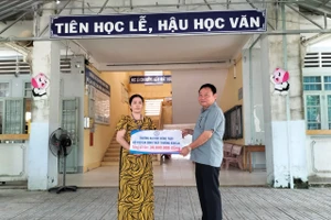 TS Hồ Văn Thống - Hiệu trưởng Trường ĐH Đồng Tháp trao hỗ trợ cho gia đình thầy Trương Văn Lai.