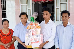 Ông Trần Văn Lâu, Chủ tịch UBND tỉnh Sóc Trăng thăm, tặng quà thanh niên lên đường nhập ngũ.