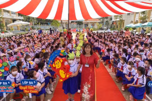 Cô, trò tiểu học tỉnh Tiền Giang trong ngày khai giảng.