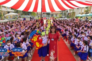 Cô, trò tiểu học tỉnh Tiền Giang trong ngày khai giảng.