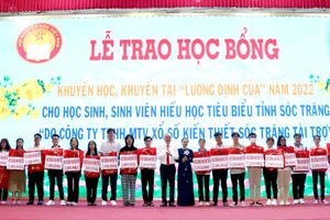 Trao học bổng khuyến học, khuyến tài “Lương Định Của” cho sinh viên.