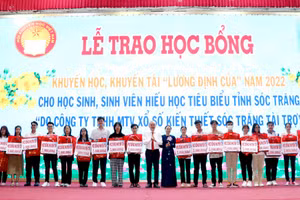 Trao học bổng khuyến học, khuyến tài “Lương Định Của” cho sinh viên.