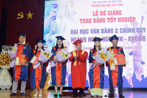 PGS.TS Lương Minh Cừ, Bí thư Đảng ủy, Hiệu trưởng Trường ĐH Cửu Long trao bằng tốt nghiệp cho tân cử nhân.