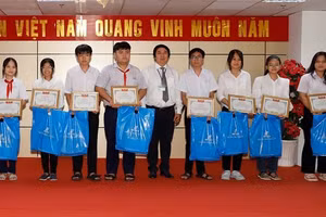 Ông Trương Thành Phú, Chủ tịch Hội Toán học tỉnh Tiền Giang trao giải cho học sinh.