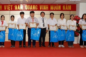 Ông Trương Thành Phú, Chủ tịch Hội Toán học tỉnh Tiền Giang trao giải cho học sinh.