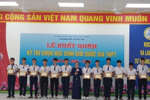 Bà Huỳnh Thị Diễm Ngọc, Phó Chủ tịch UBND tỉnh Sóc Trăng chúc mừng các học sinh trong đội tuyển.