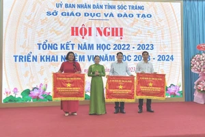 Bà Huỳnh Thị Diễm Ngọc - Phó Chủ tịch UBND tỉnh Sóc Trăng trao Cờ thi đua cho 3 tập thể.