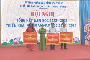 Bà Huỳnh Thị Diễm Ngọc - Phó Chủ tịch UBND tỉnh Sóc Trăng trao Cờ thi đua cho 3 tập thể.