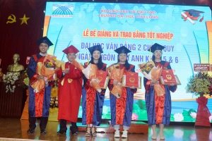 PGS.TS Lương Minh Cừ - Bí thư Đảng ủy, Hiệu trưởng Trường ĐH Cửu Long trao giấy khen, bằng tốt nghiệp cho tân cử nhân tốt nghiệp xuất sắc.