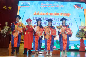 PGS.TS Lương Minh Cừ - Bí thư Đảng ủy, Hiệu trưởng Trường ĐH Cửu Long trao giấy khen, bằng tốt nghiệp cho tân cử nhân tốt nghiệp xuất sắc.