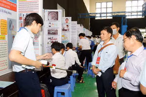 Học sinh trình bày đề tài trước ban giám khảo.