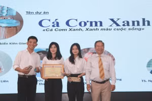 Trao Bằng khen của Chủ tịch UBND tỉnh Kiên Giang cho 2 tập thể đạt thành tích xuất sắc tại các cuộc thi khởi nghiệp đổi mới sáng tạo năm 2022.