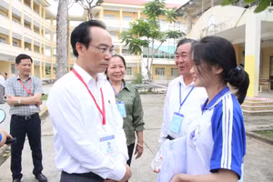 Thứ trưởng Hoàng Minh Sơn thăm hỏi, động viên thí sinh tỉnh Trà Vinh sau giờ thi Ngữ văn.