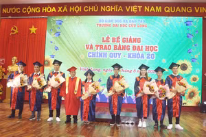 PGS.TS Lương Minh Cừ - Hiệu trưởng Trường ĐH Cửu Long chúc mừng tân kỹ sư tốt nghiệp thủ khoa, xuất sắc và giỏi.