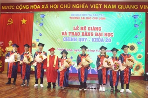 PGS.TS Lương Minh Cừ - Hiệu trưởng Trường ĐH Cửu Long chúc mừng tân kỹ sư tốt nghiệp thủ khoa, xuất sắc và giỏi.