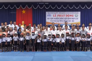 Trao mũ bảo hiểm cho HS và phát động HS chấp hành pháp luật về an toàn giao thông trên địa bàn.