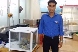 Thầy Lý Tài Thế, Bí thư Đoàn Trường THPT Vĩnh Hải bên thùng tiền vận động giúp em Lê Quốc Phi.