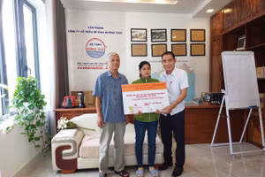 Hội đồng hương Nghệ An và Hà Tĩnh tại tỉnh Sóc Trăng trao tiền hỗ trợ cho bà Hồng. 