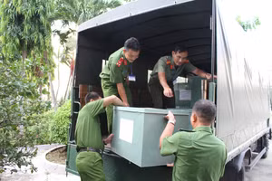 Lực lượng công an tham gia vận chuyển đề thi tốt nghiệp THPT tại TP Cần Thơ năm 2020. Ảnh: Q. Ngữ.