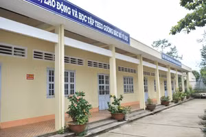 Chương trình “Trường em thay áo mới” tiến hành sơn mới trường học tại Sóc Trăng.