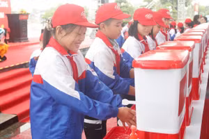 Học sinh tham gia rửa tay với xà phòng và nước sạch tại lễ mít tinh.